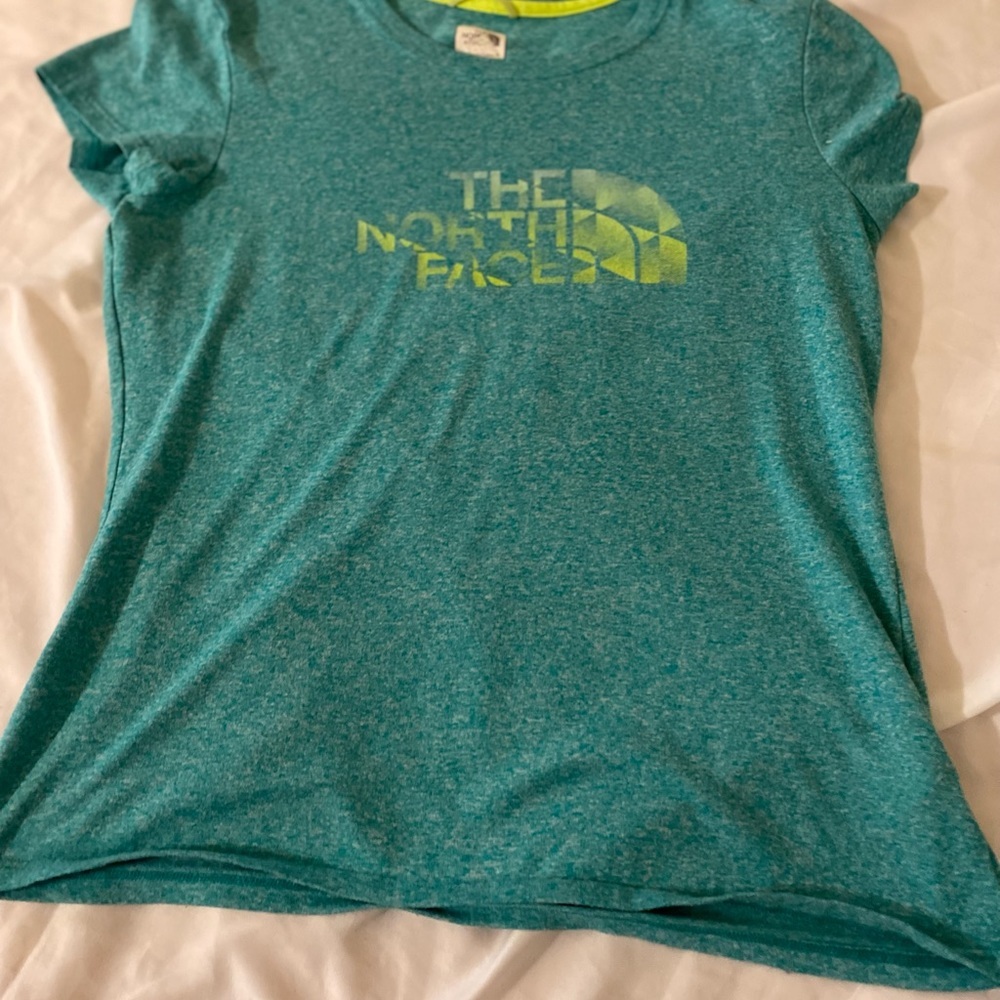 The north face women’s shirt sleeve graphic shirt